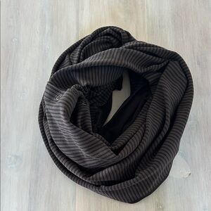 Lululemon Snap Striped Black Scarf